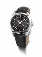 Dotado de un calibre Co-Axial 8605/8615, esta pieza se destaca por ser el primer movimiento hecho en OMEGA en llevar la complicaci�n GMT. El nuevo Seamaster Aqua Terra GMT presenta una aguja de color rojo en forma de flecha que se�ala el huso horario diferente y que, adem�s, tambi�n funciona como br�jula cuando se lo mantiene paralelo al suelo. El tama�o de la caja de este modelo es de 43 mm y estar� disponible en varias versiones: caja de acero, acero y oro u oro rojo.